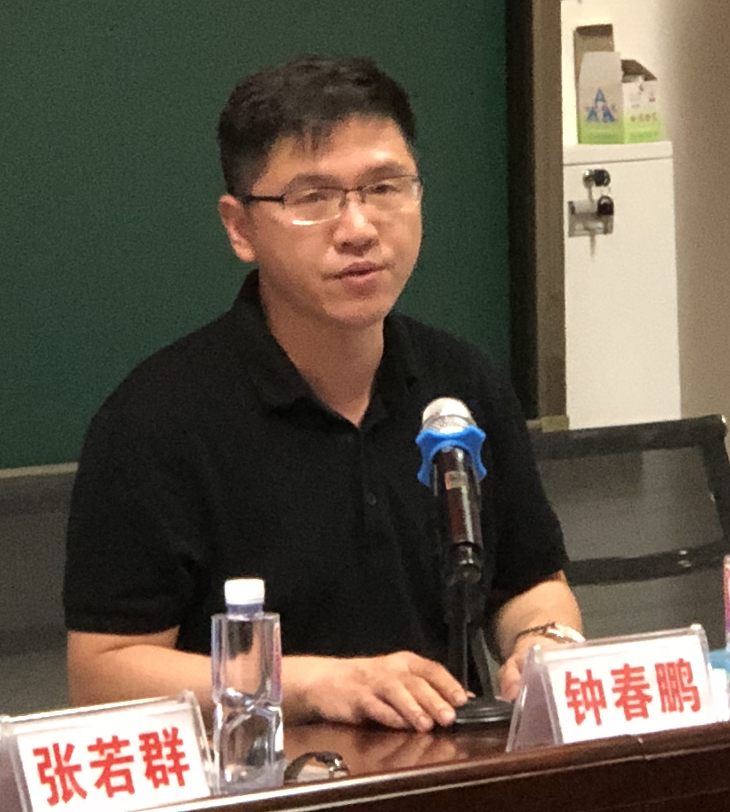 开班仪式上,教育局局长钟春鹏,常务副县长张若群分别作开班致辞.